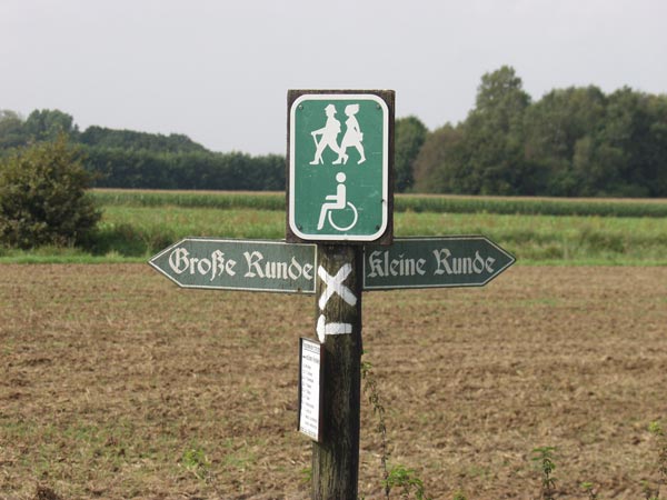 Foto: Schild mit Behinderten- und Seniorenwanderweg