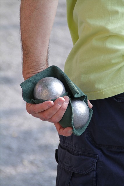 Foto: Mann hält Boule-Kugeln