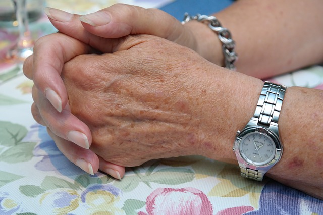 Foto gefalteter Hände einer älteren Frau