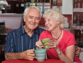Foto eines älteren glücklichen Paares