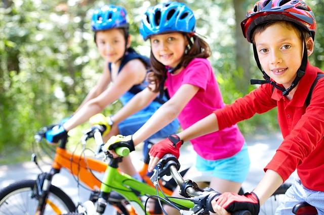 Foto: Kinder auf Fahrrädern