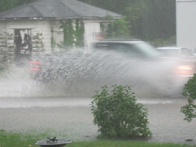 Foto: Starkregen auf Strasse